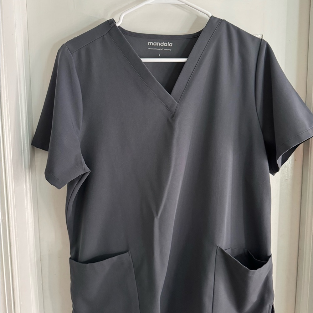 Women’s Mandala Pewter 6-Pocket Scrub Top